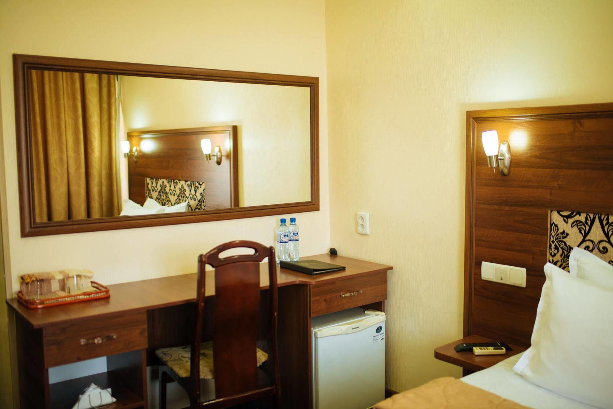 Dostyk Hotel Shymkent Bagian luar foto