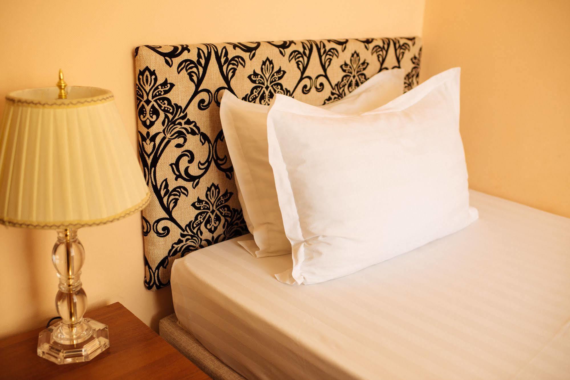 Dostyk Hotel Shymkent Bagian luar foto